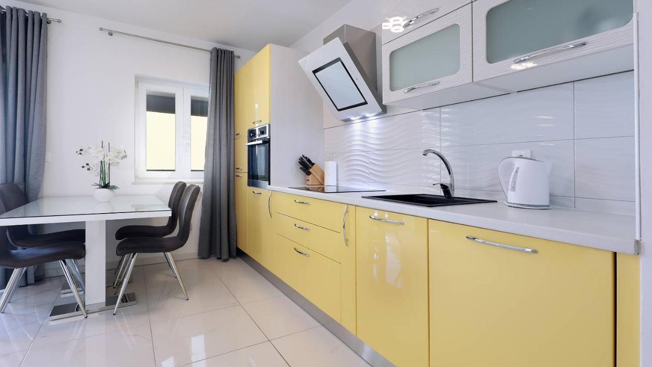 Apartmani "Villa Barbara" Новаля Екстер'єр фото