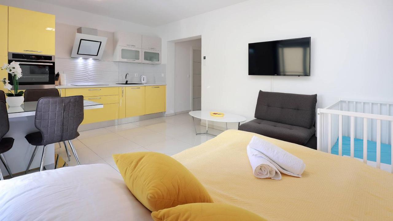 Apartmani "Villa Barbara" Новаля Екстер'єр фото