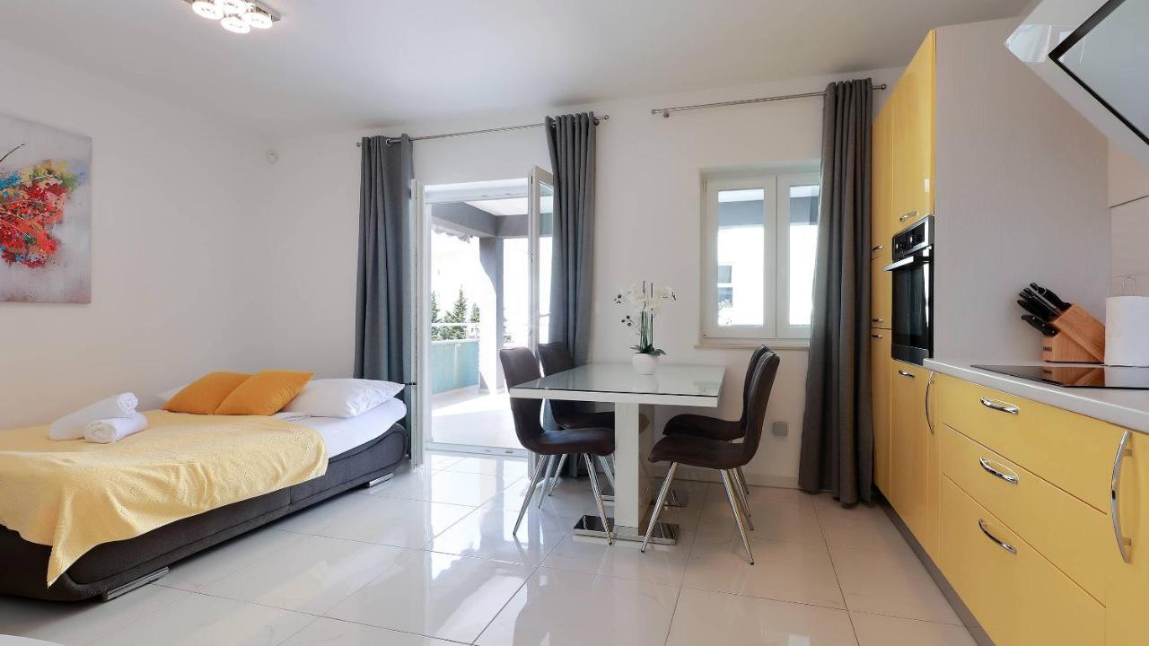 Apartmani "Villa Barbara" Новаля Екстер'єр фото